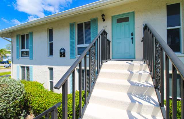 ** PLAY GOLF HERE!    GLADES COUNTRY CLUB 2/2 LOVELY SEASONAL OR 6 MONTH\1 DAY AVAILABLE ** TONS OF COMMUNITY POOLS AND AMENITIES HERE **  AVAILABLE DECEMBER-FEBRUARY AND THEN APRIL-NOVEMBBER ** Gallery 4
