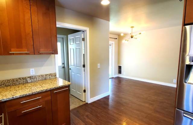 3302 East Pinchot Avenue - 10 Gallery 3