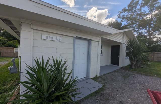 809 1/2 W Warren St photos photos