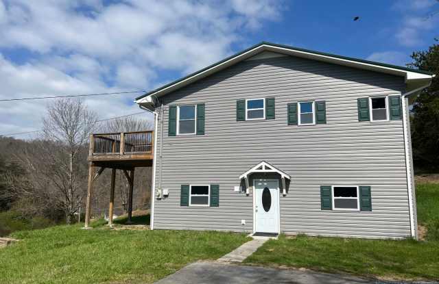 Private 3 bed 2bath house in North Johnson City! - Available NOW - 422 South Austin Springs Road, Washington County, TN 37601