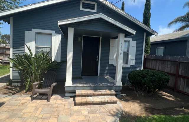 Walk to Beach, W/D, Shared Yard, Parking, No Pets photos photos