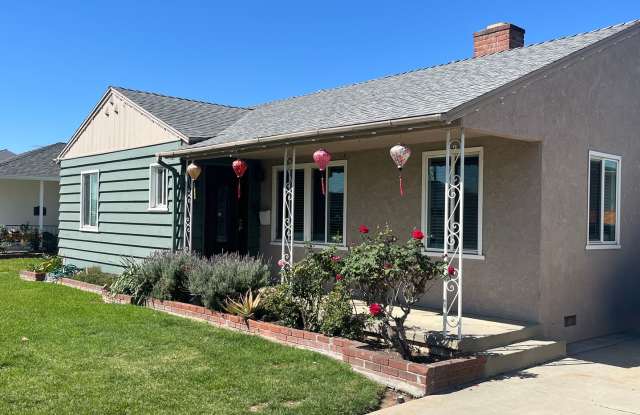 Home with a Cabin Style Family room and backyard Oasis photos photos