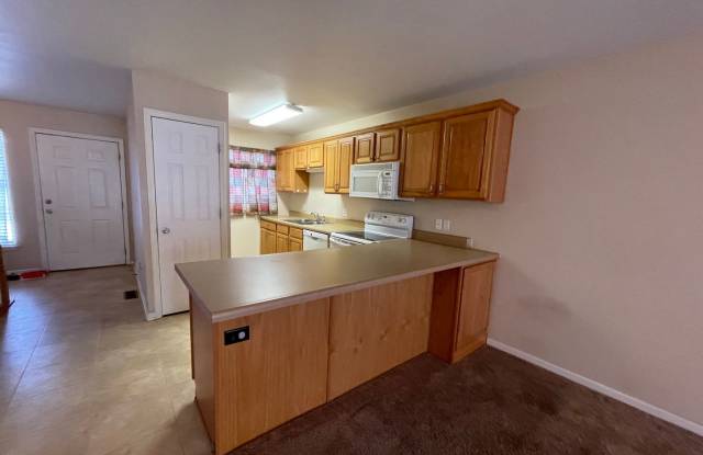 CLOSE TO FORT RILEY! LARGE MASTER SUITE Gallery 3