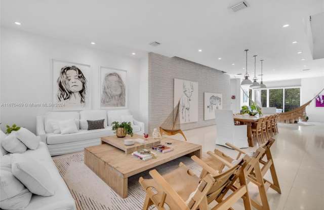 298 W Mcintyre St photos photos