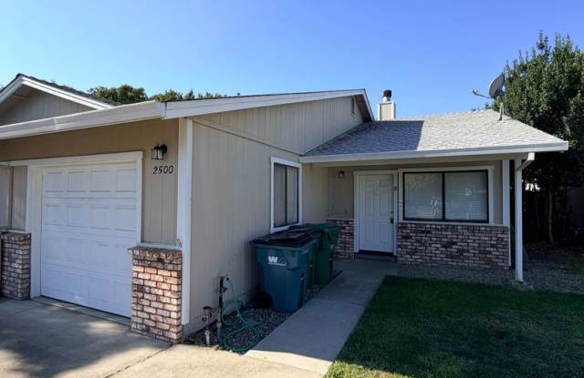 Comfortable 2 Bedroom, 2 Bath Home with Garage & Fireplace! Gallery 1