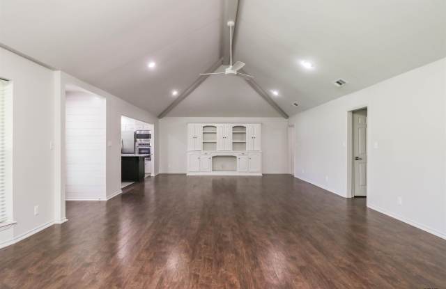 614 Woodland Hills Gallery 4