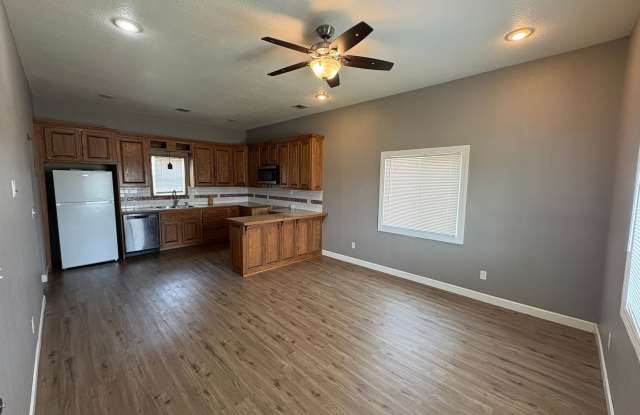 Clean 2 bedroom 1 bath With Tall Ceilings photos photos