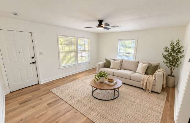 Inviting 3-Bedroom Vidor Home on a 28,837 Sq Ft Lot Gallery 3