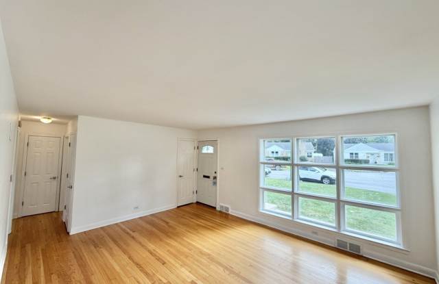 5816 W Greenleaf Avenue Gallery 3