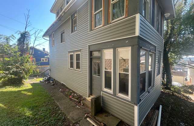 5 Bedroom Large House - Downtown- Available May 19, 2027 Gallery 4