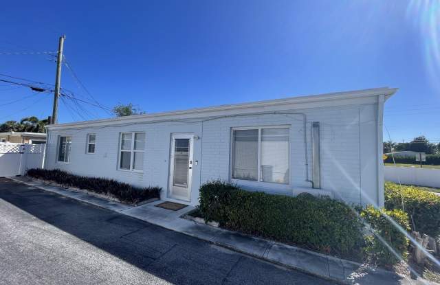 2023 S Suzanne Circle - 2023 South Suzanne Circle, Palm Beach County, FL 33408 2023 S Suzanne Circle - 2023 South Suzanne Circle, Palm Beach County, FL 33408