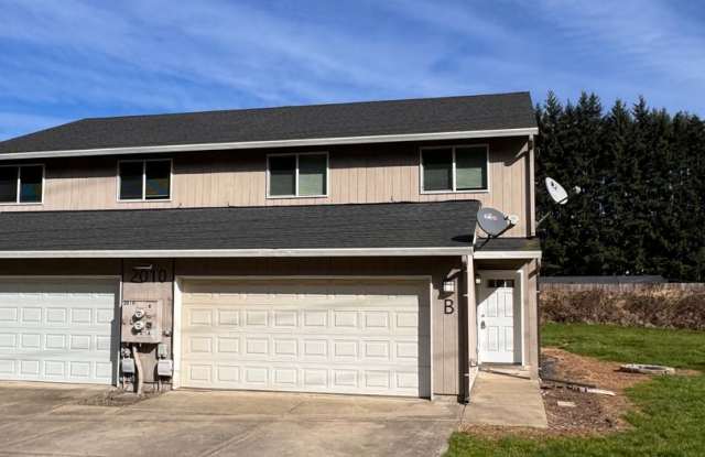 Move-In Ready 3BR Duplex: New Upgrades  Large Yard - 2010 46th Avenue, Cowlitz County, WA 98632