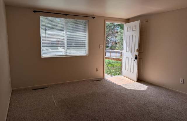 3 Bed / 1 Bath with Big Backyard - Available Now! Gallery 3