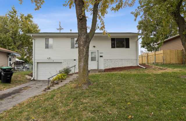 Comfortable 3 Bedroom Near 144th  Q!! - 14009 Weir Street, Omaha, NE 68137