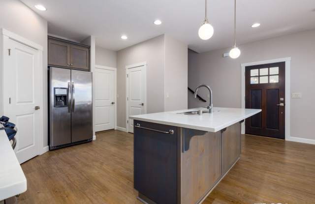 Pre- Leasing Large 3 Bedroom Home- With Garage Gallery 3