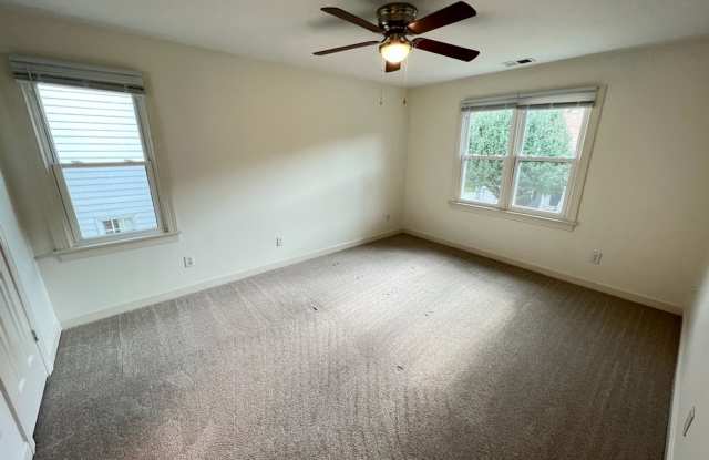 Cozy 3 bedroom home within minutes to Bond Park Gallery 4
