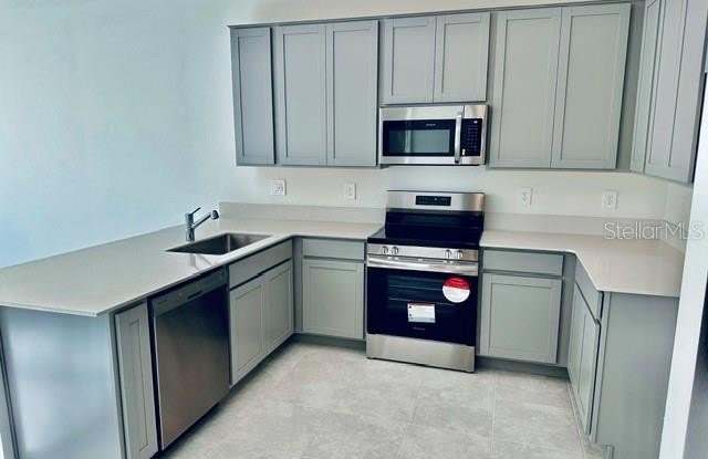 2584 RUNNERS Circle Gallery 2