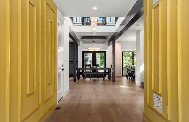 Luxury 6BD, 7BA Hilltop Home with Walk-Out Basement Gallery 4