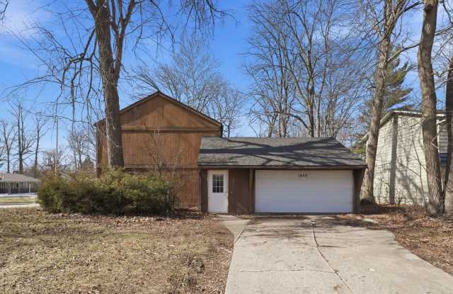 COMING SOON - 3 Bedroom house with updated features and fenced in yard! photos photos