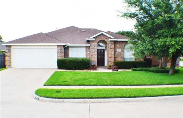 211 Crestview Drive - 211 Crestview Drive, Arlington, TX 76018
