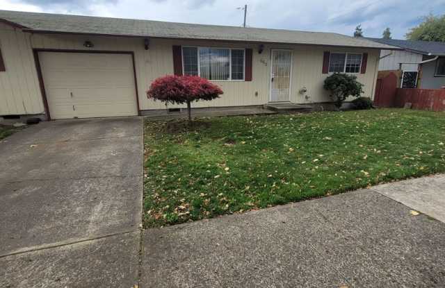Updated 2BD/1BA Duplex Available right away! - 660 South 40th Street, Springfield, OR 97478