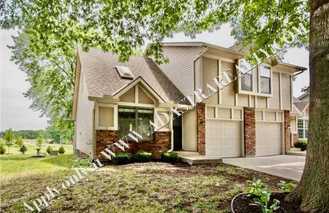 Wonderful 3 Bed 1.5 Bath Town Home in Overland park-Available in SEPTEMBER!! photos photos