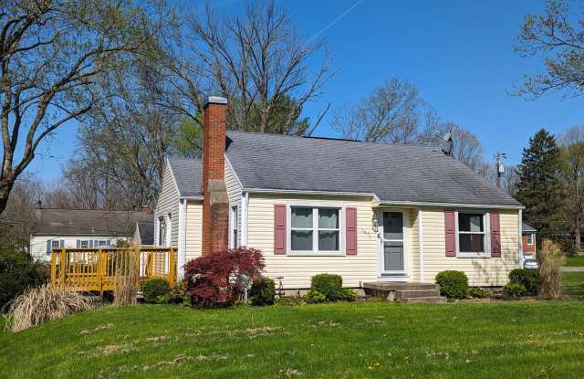 AVAILABLE NOW! - 2 Bedroom / 1 Bath Home in Great Beavercreek Neighborhood! - 1671 Woods Drive, Beavercreek, OH 45432