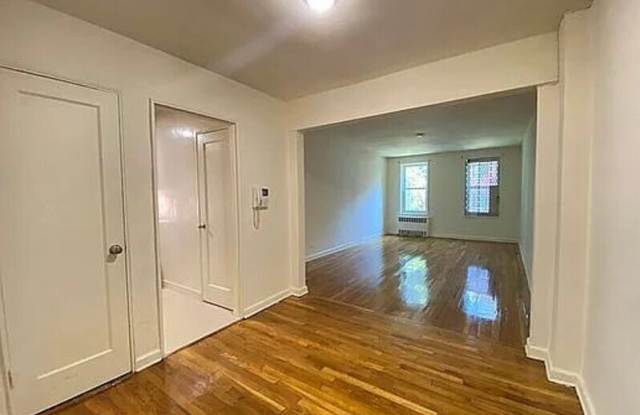 140-35 Burden Cres Gallery 1