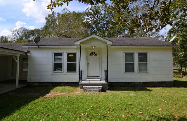 Updated, 3 bedroom, 2 bath home on treed lot in coveted Brownsfield Community - 11933 Newsom Drive, Brownfields, LA 70811