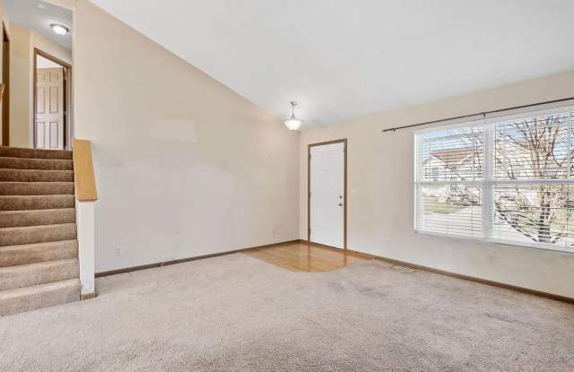 Spacious 3-Bedroom with Fenced Yard & Garage Gallery 3