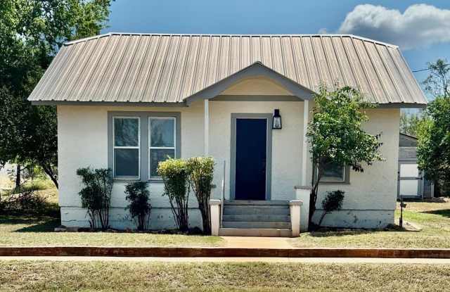 408 W Luce Street - 408 West Luce Street, Llano, TX 78643