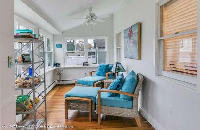 519 1/2 St Clair Avenue Gallery 3