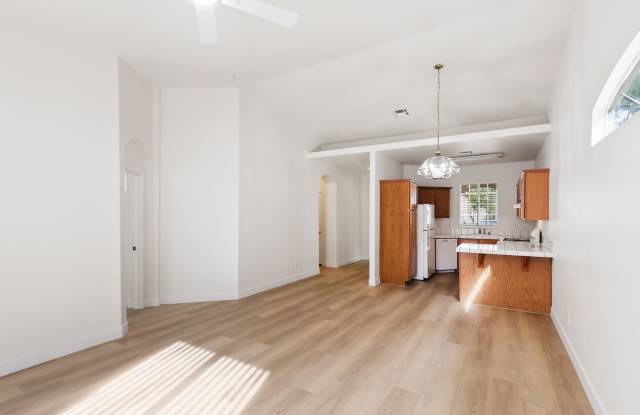 Beautiful 2 Bedroom Townhome In the Desirable Gated Terraces Of Seven Hills Gallery 3