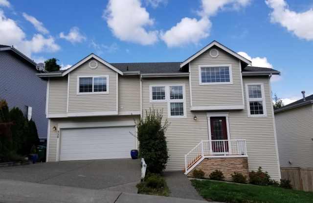 3 bedroom Renton home with views! - 320 South 20th Place, Renton, WA 98055