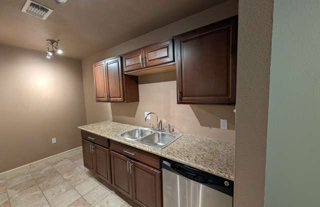 *Holiday Rent Special* 2/2 Condo on Lake McQueeny / Waterfront Condos / Boat Slip / Fridge, Washer, Dryer Included / Community Pool  / Seguin ISD. $500 off December rent in 2026 and 2027 for a lease ending March/April/May, 2028 Gallery 4