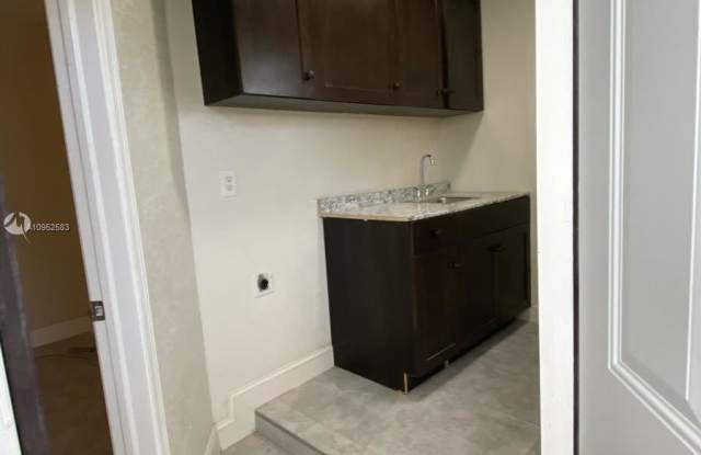 1021 SW 11th Ct Gallery 2