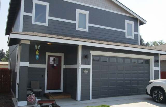 End of Road Privacy in 2 Story Home North of Prineville, Lawn Maintenance Provided! - Available Early September photos photos