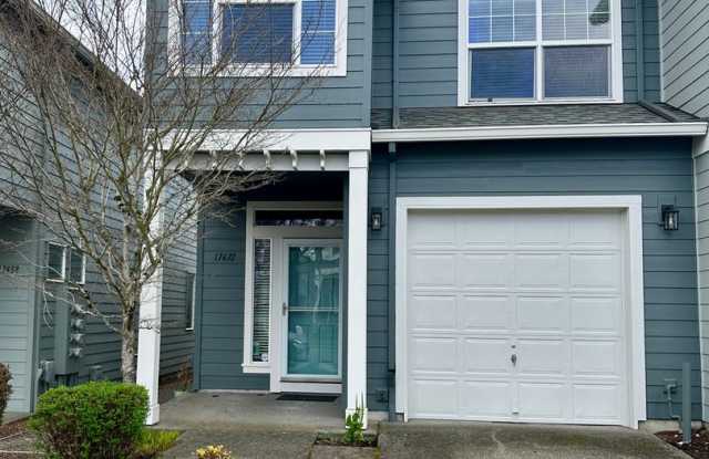 Fantastic Townhome close to Nike photos photos