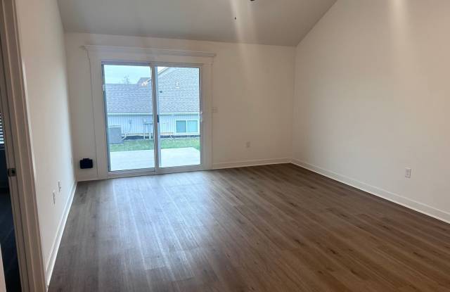 3 Bed | 2 Bath | 1 Car Garage Single Level Duplex in Kansas City w/ Move In Special (First Month Free) Gallery 4