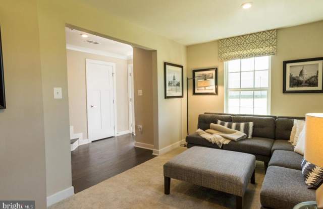 9901 NEW POINTE DR Gallery 2