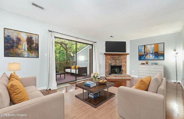 Room in 3 Bedroom Home at Sandy Creek Dr Gallery 3
