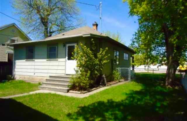 Cute Home with a detached garage Gallery 4