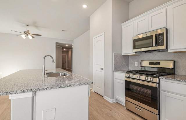 NEVER LIVED IN Spacious 4 Bedroom In Clear View Estates Gallery 4