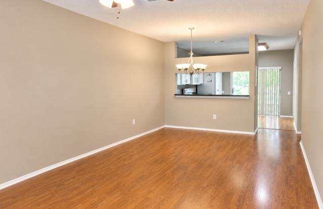Wonderful 2BD/1.5BTH Townhome in Westchase! Gallery 4