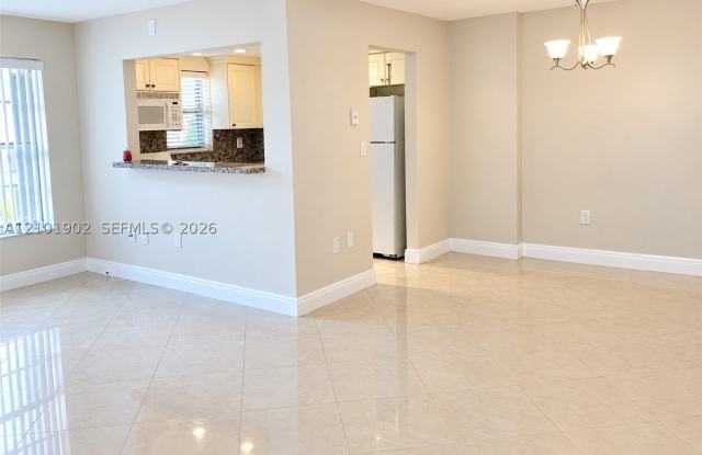 240 Collins Ave Gallery 2