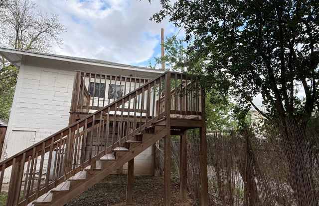 Charming 1 Bed Apartment | Hardwood Floors + Near Downtown! photos photos