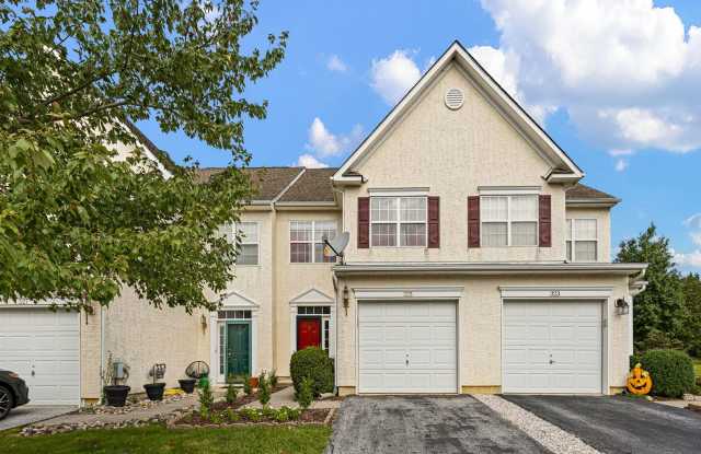 Spacious 3BR/2.5BA Middletown Townhome with Garage Gallery 1