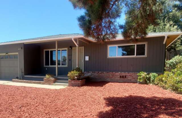 Single story 3/2 w/ large "extra" room  large backyard close to Commute photos photos