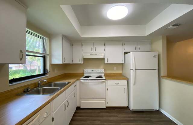 ANNUAL RENTAL - 2 Bed / 2 Bath CONDO IN PINE HAVEN photos photos