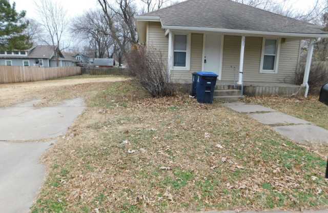 2 bedroom/1 bath house located on a large lot in El Dorado, KS photos photos